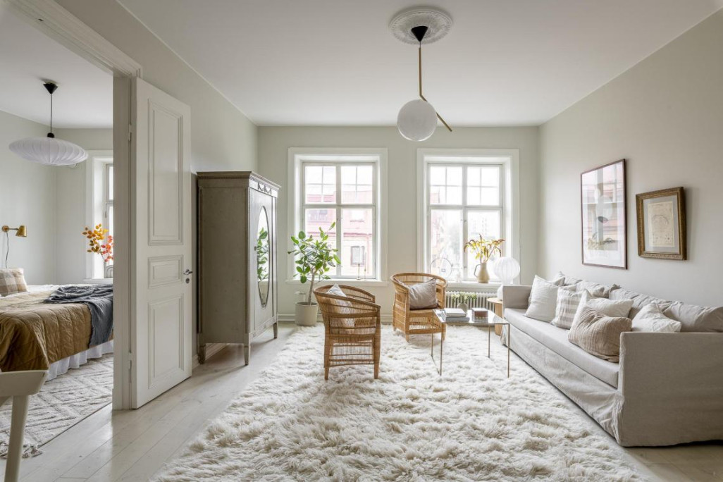 Light grey walls in an all-white apartment - COCO LAPINE